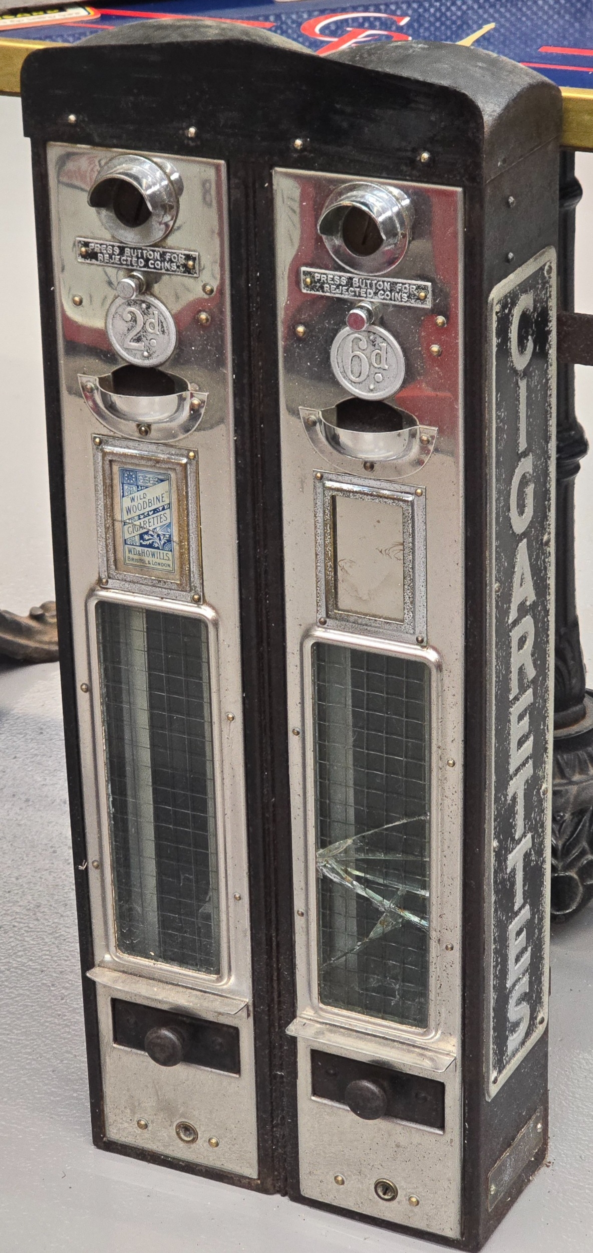 Double 2D/6D cigarette vendor measures 78x29x15cm