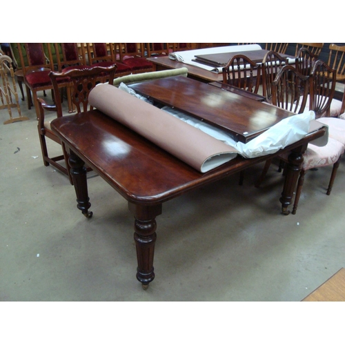 444 - MAHOGANY EXT DINING TABLE WITH 2 LEAFS