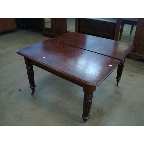 471 - MAHOGANY EXTENDING DINING TABLE