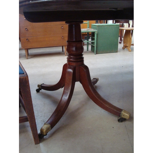 322 - MAHOGANY 3 PILLAR DINING TABLE LEGS HAVING STRING INLAY AND TERMINATING IN BRASS FEET
 2 LEAVES SHOW... 