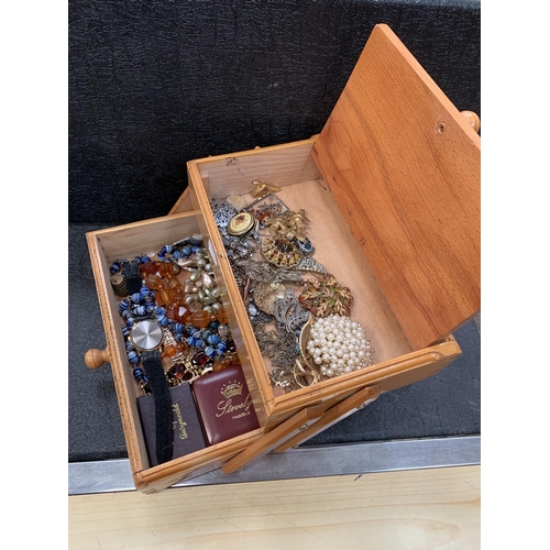 478 - JEWELLERY BOX & CONTENTS