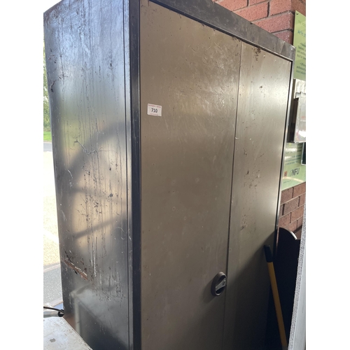 710 - 2 DOOR METAL CABINET