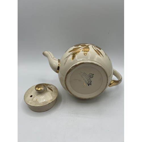 360 - SADDLER TEAPOT