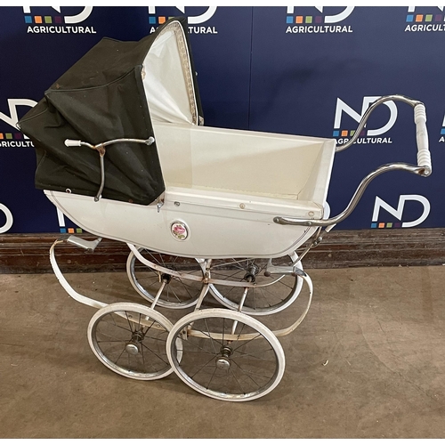 658 - VINTAGE PRAM