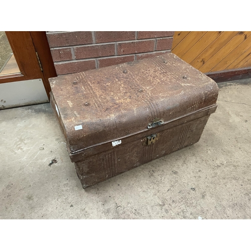 662 - METAL CHEST