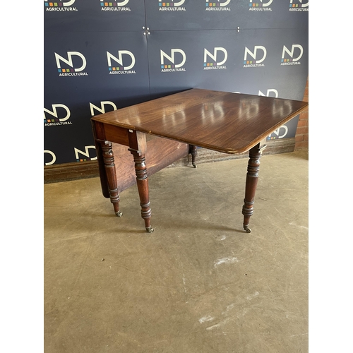 674 - GATE LEG TABLE