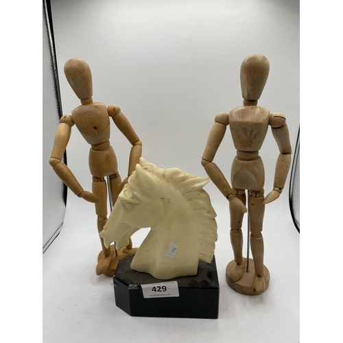 429 - HORSE HEAD AND MANNEQUINS