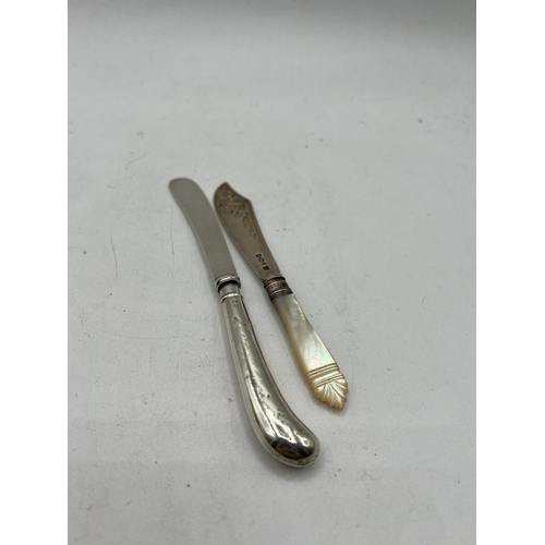 543 - TWO VICTORIAN SILVER BUTTER KNIVES SHEFFIELD 1895. 50G