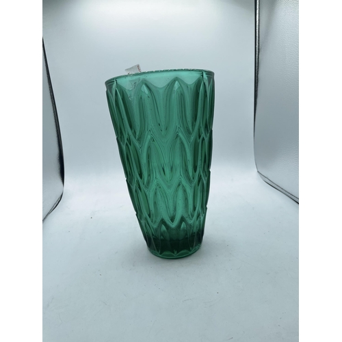 476 - GLASS VASE