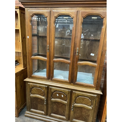 684 - DISPLAY CABINET