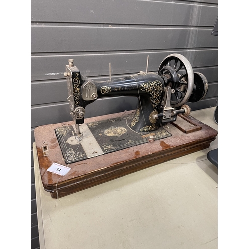 11 - SINGER SEWING MACHINE