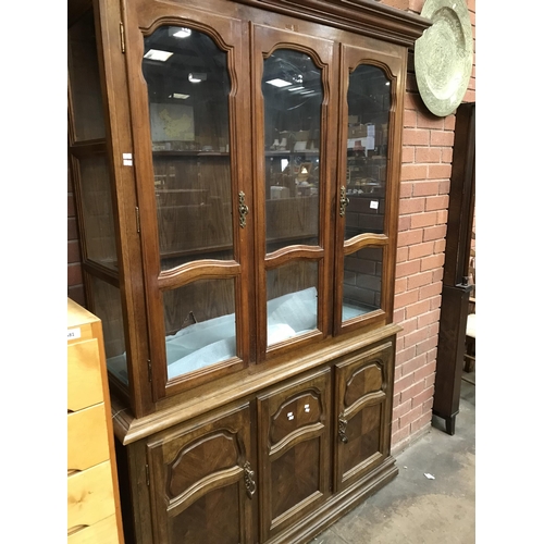 580 - DISPLAY CABINET