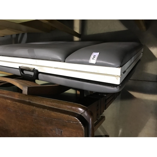 739 - MASSAGE TABLE