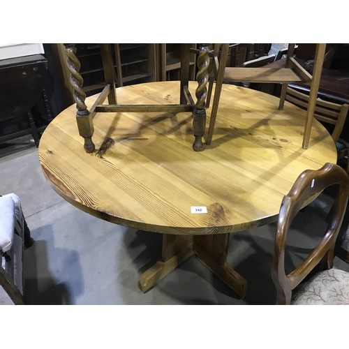 742 - ROUND TABLE