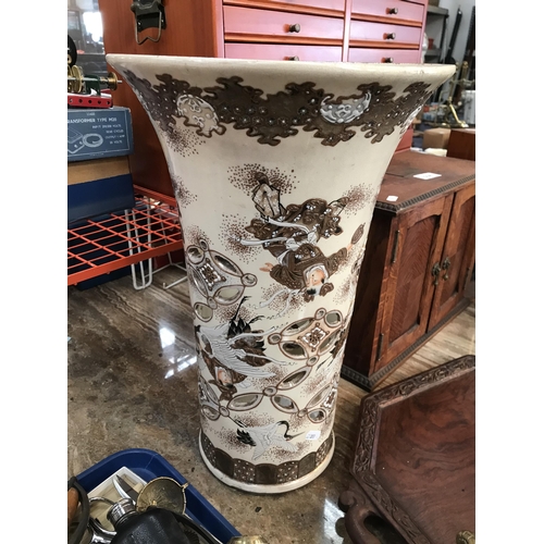 514 - LARGE ORIENTAL VASE