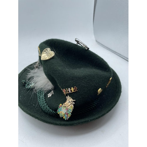 662 - HAT & BADGES