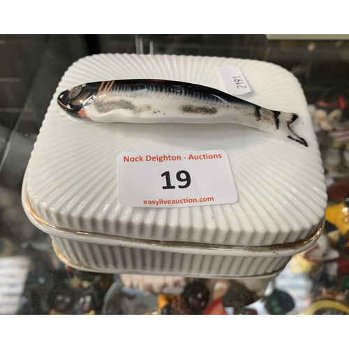 19 - PORCELAIN FISH BOX