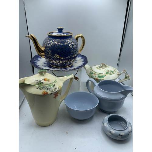 558 - COLLECTION OF TEAPOTS