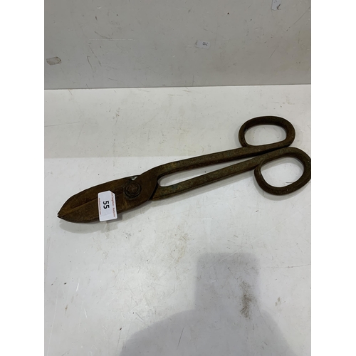 55 - OVERSIZED SHOP FRONT SCISSORS