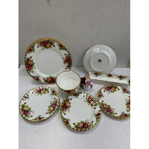 360 - ROYAL ALBERT OLD COUNTRY ROSE 13 PIECES