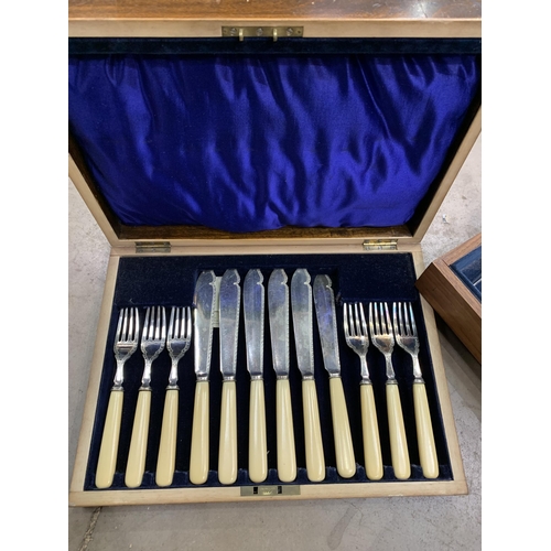 423 - 2 BOXES OF CUTLERY