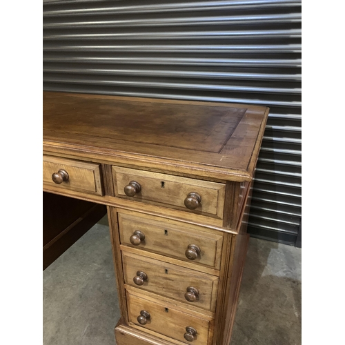 262 - VICTORIAN MAHOGANY DESK