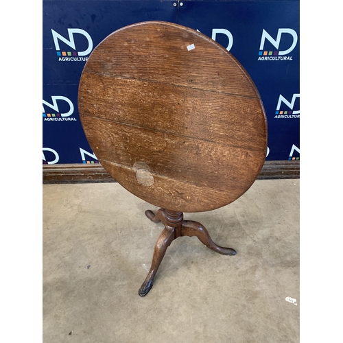 280 - OAK TRIPOD TABLE