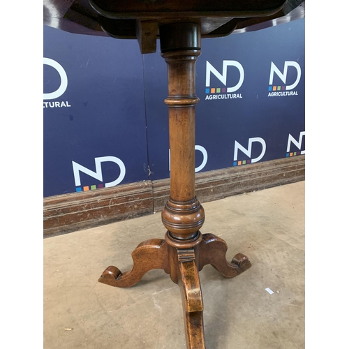 282 - VICTORIAN TRIPOD TABLE