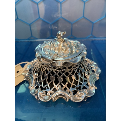 301 - ORNATE SILVER INKWELL LONDON 1842 YOUNG VICKY HEAD
CHARLES THOMAS FOX
GEORGE FOX
WEIGHT 172 GRAMS