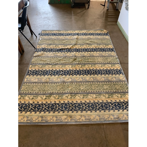 71 - RUG APPROX 170CM x 230CM