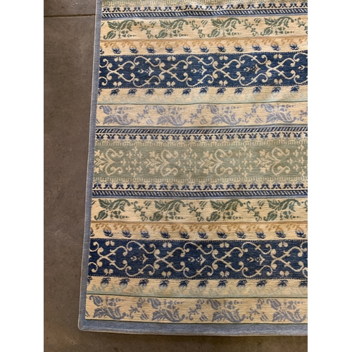 71 - RUG APPROX 170CM x 230CM