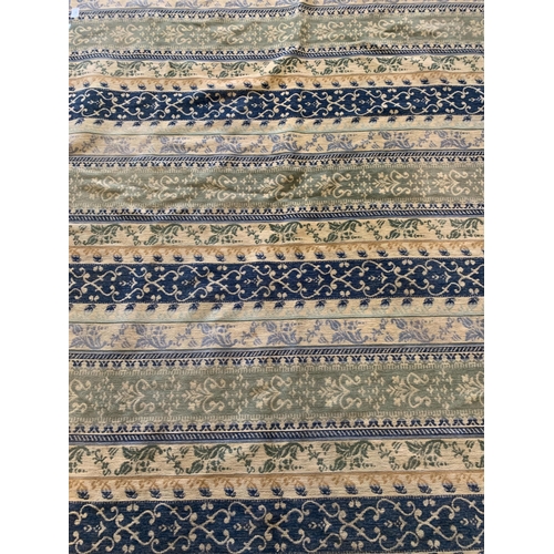 71 - RUG APPROX 170CM x 230CM