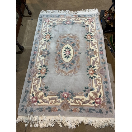 77 - RUG APPROX 7FT X 4FT