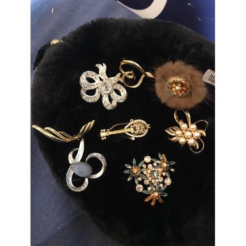 291 - QTY OF BROOCHES