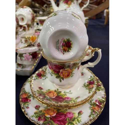 402 - ROYAL ALBERT OLD COUNTRY ROSE TEASET