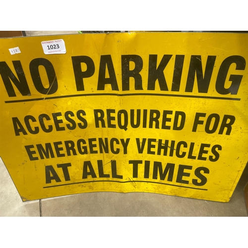 1023 - NO PARKING SIGN