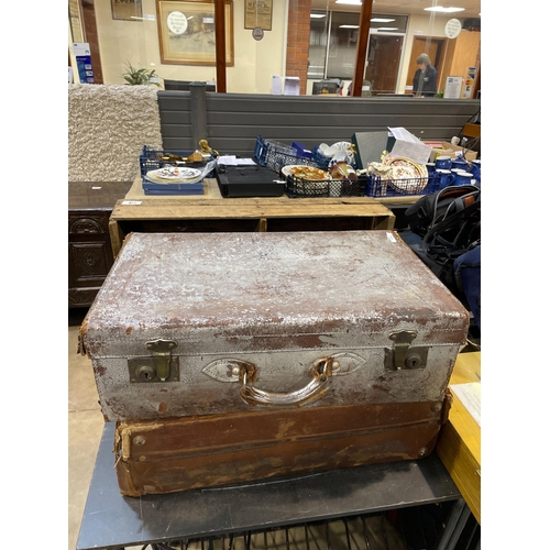 548 - WOODEN CRATE & TRUNK