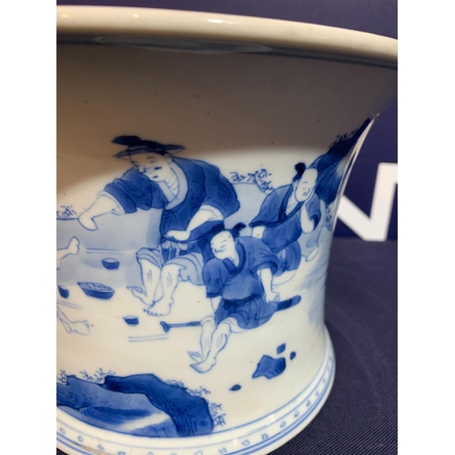 76 - CHINESE BLUE & WHITE VASE LARGE