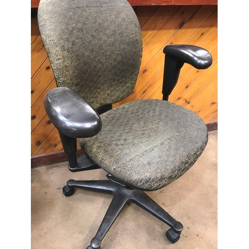 762 - PAIR OF HERMAN MILLER CHAIRS MODEL AM81