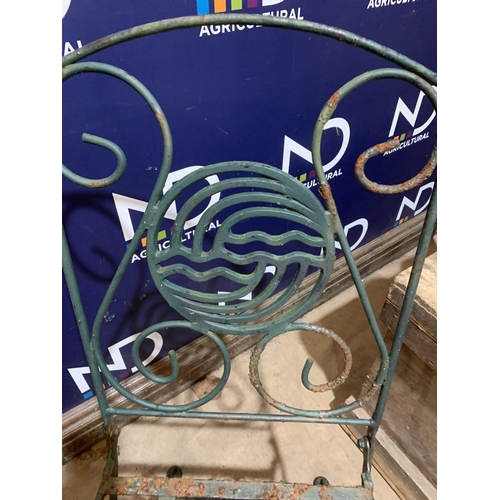 28 - WROUGHT IRON GARDEN SET