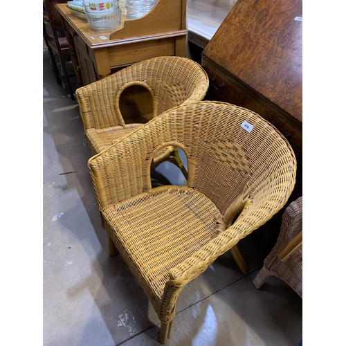 479 - WICKER CHAIRS & TABLE