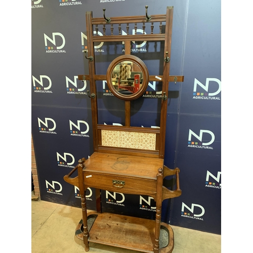 109 - VICTORIAN MAHOGANY WASHSTAND