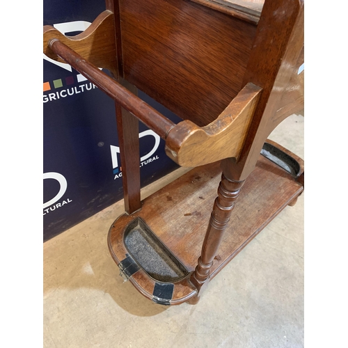 109 - VICTORIAN MAHOGANY WASHSTAND
