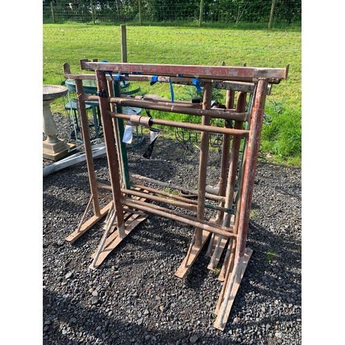 58 - METAL TRESTLES