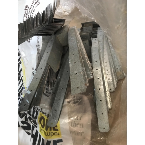 1028 - BAG OF BRACKETS