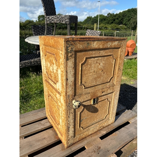 62 - VICTORIAN CAST SAFE