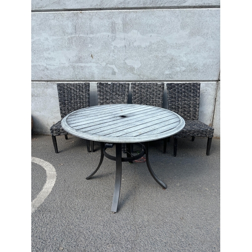 135 - GARDEN TABLE & CHAIRS