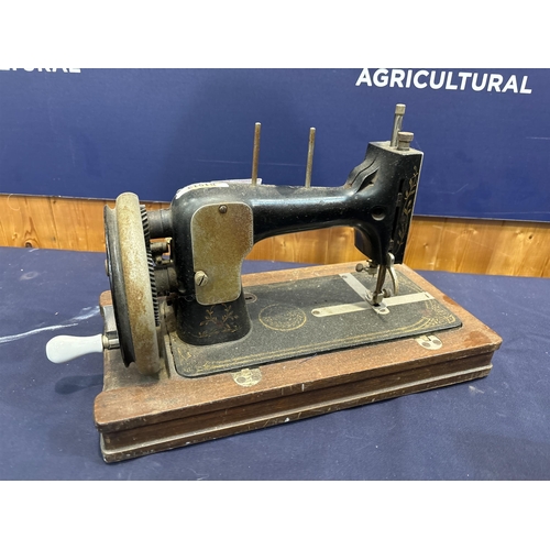 468 - SEWING MACHINE