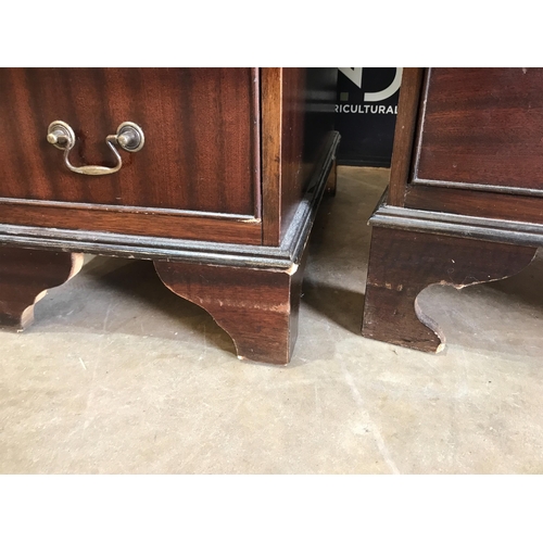 709 - OAK TWIN PEDESTAL DESK & FILING CABINET