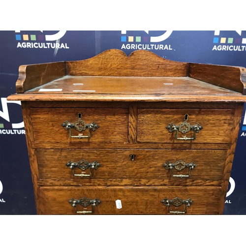 776 - SMALL CHEST OF DRAWERS